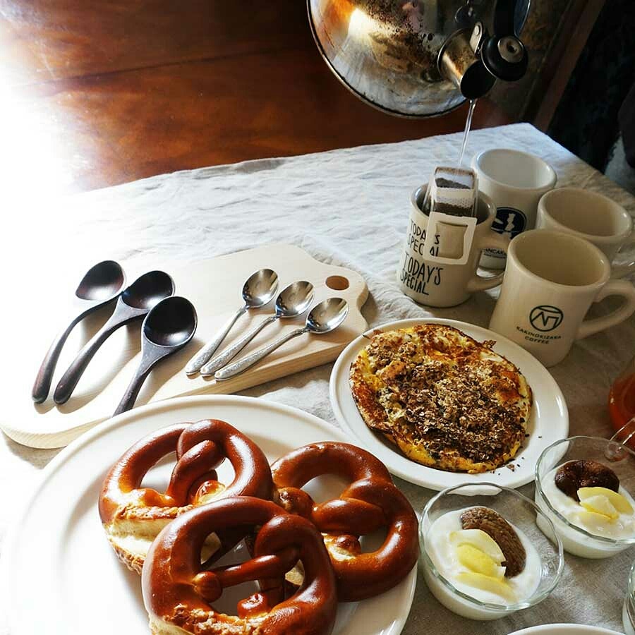 朝ごはん = プレッツェル、オートミール　クリームチーズ　オムレツ、マッシュルーム　ミネストローネ、ヨーグルト　ドライいちじく、レモン、コーヒー「1食分の1日必要量に対するグラフを表示」→　・カロリー　・三大栄養素　・PFCバランス　・ビタミン　・ミネラル　・アミノ酸グラフ