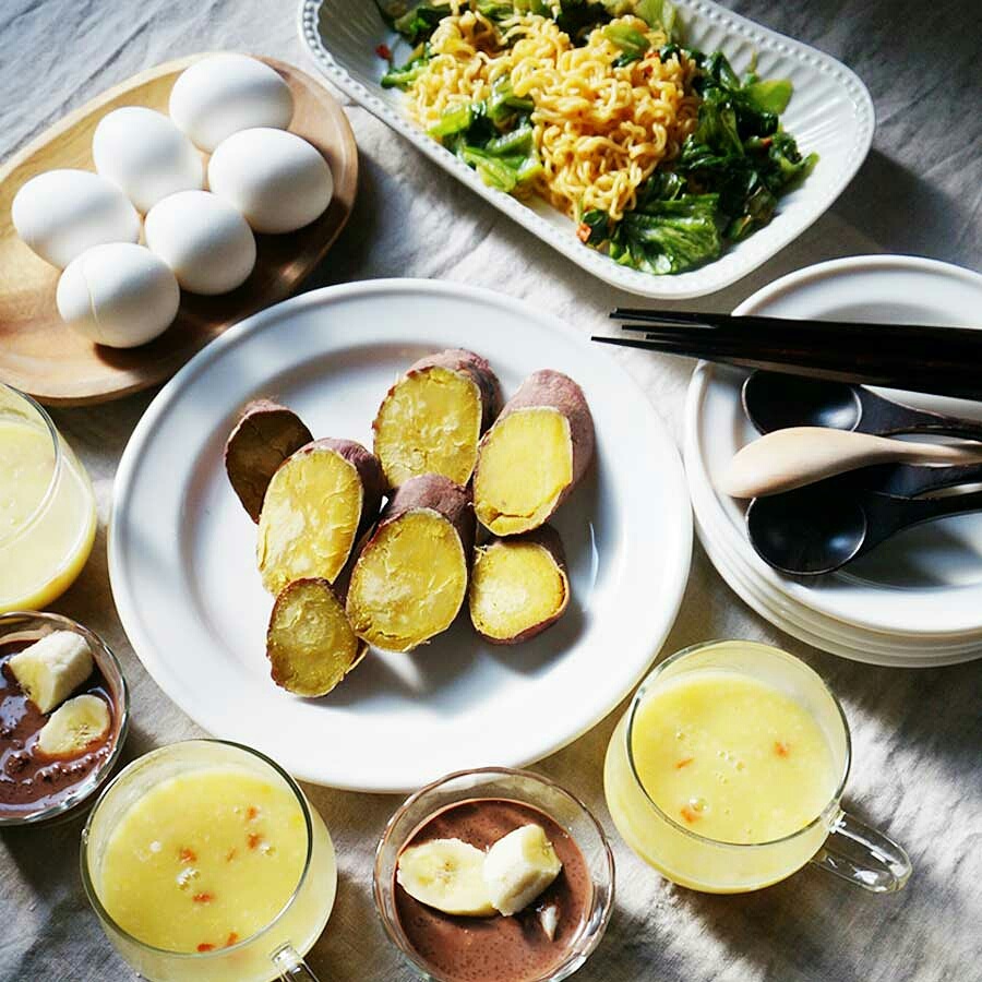 朝ごはん = 紅あずま　焼きいも、カムジャ麵　レタス、ゆでたまご、コーンクリームスープ、ヨーグルト　バナナ、ココアチアシード　トッピング「1食分の1日必要量に対するグラフを表示」→　・カロリー　・三大栄養素　・PFCバランス　・ビタミン　・ミネラル　・アミノ酸グラフ