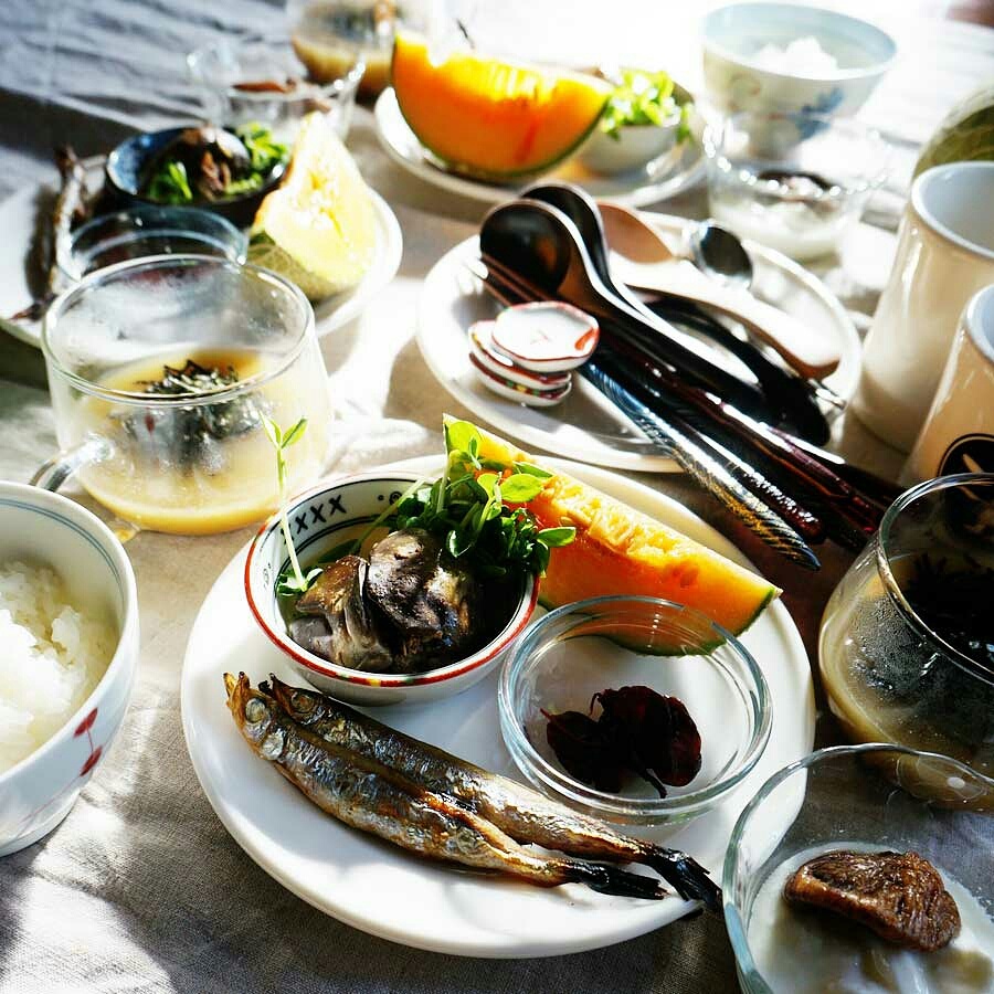 朝ごはん = ししゃも、鶏レバー　豆苗、ごはん、しば漬け、クインシーメロン、コーンスープ　のりトッピング、ヨーグルト　ドライいちじくトッピング「1食分の1日必要量に対するグラフを表示」→　・カロリー　・三大栄養素　・PFCバランス　・ビタミン　・ミネラル　・アミノ酸グラフ