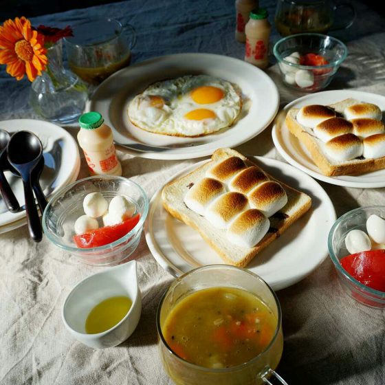 朝ごはん = マシュマロ　トースト、モッツァレラ　トマト、目玉焼き、16穀カレースープ、乳酸菌ドリンク「1食分の1日必要量に対するグラフを表示」→　・カロリー　・三大栄養素　・PFCバランス　・ビタミン　・ミネラル　・アミノ酸グラフ