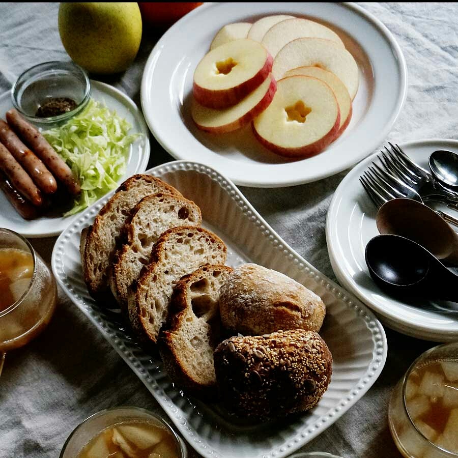 朝ごはん = ライ麦パン、ソーセージ　粒マスタード　キャベツ、大根コンソメスープ、ふじりんご「1食分の1日必要量に対するグラフを表示」→　・カロリー　・三大栄養素　・PFCバランス　・ビタミン　・ミネラル　・アミノ酸グラフ