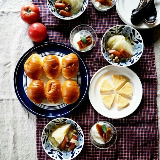 朝ごはん = キャベツ　ウィンナー　スープ、バターロール、チーズ、ヨーグルト　チアシード、ドライマンゴー、ミントトッピング「1食分の1日必要量に対するグラフを表示」→　・カロリー　・三大栄養素　・PFCバランス　・ビタミン　・ミネラル　・アミノ酸グラフ