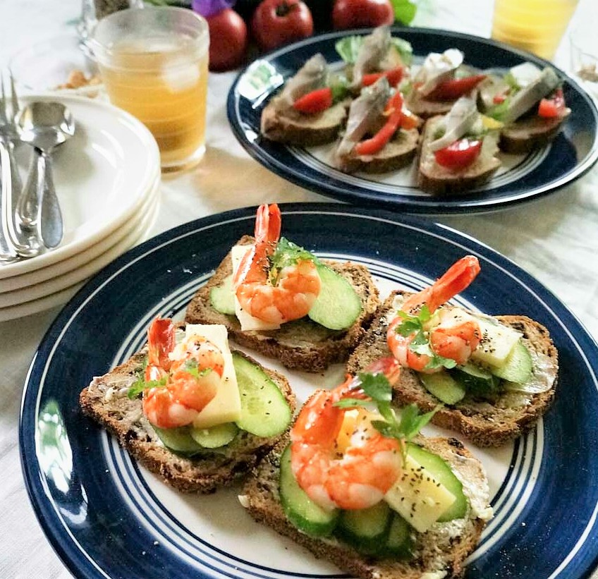 朝ごはん = 2種類　（さば　トマト、シュリンプ　チーズ）スモーブロー、梅サワードリンク「1食分の1日必要量に対するグラフを表示」→　・カロリー　・三大栄養素　・PFCバランス　・ビタミン　・ミネラル　・アミノ酸グラフ