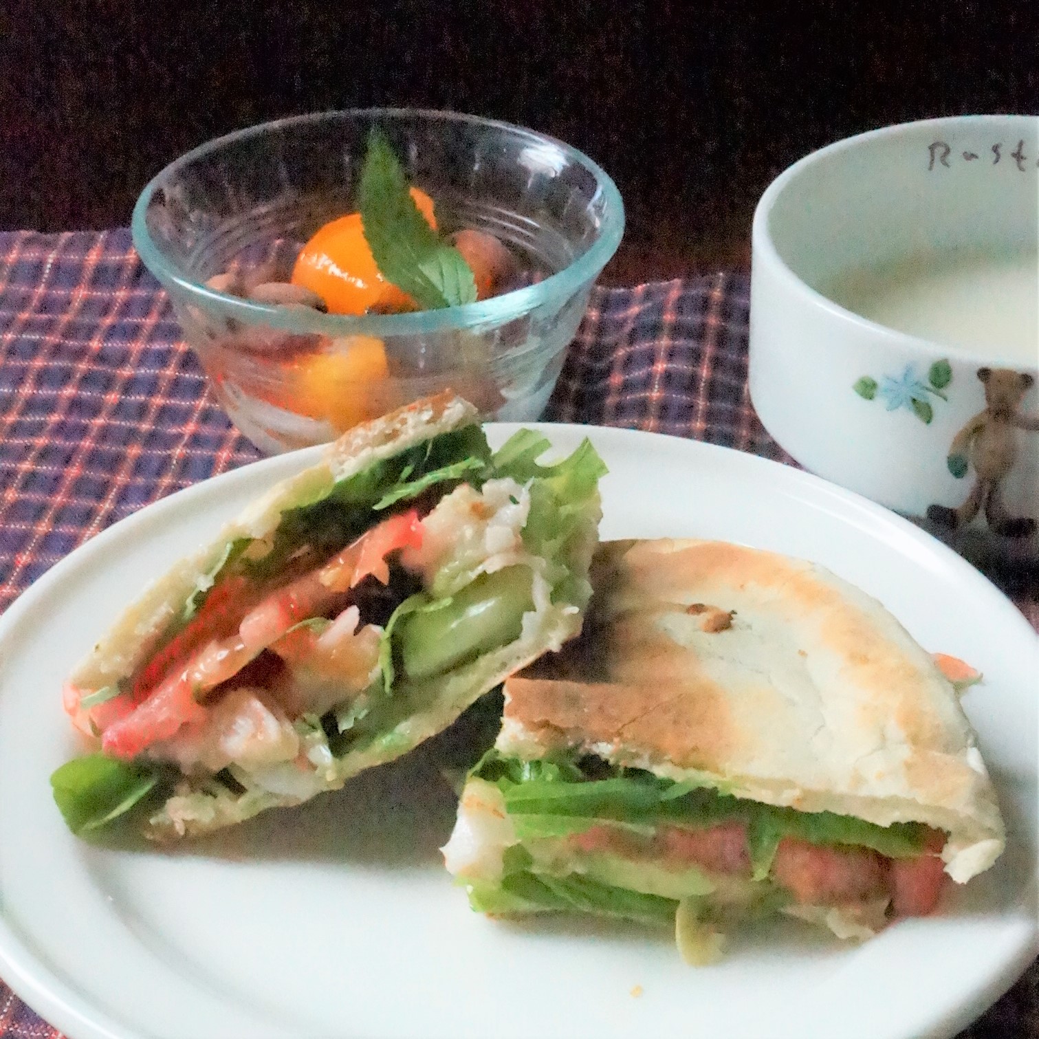 朝ごはん = トーストピタパン　シュリンプ　アボカド　ポケットサンドイッチ、ポテトポタージュスープ、ヨーグルト　かき　アーモンド　トッピング