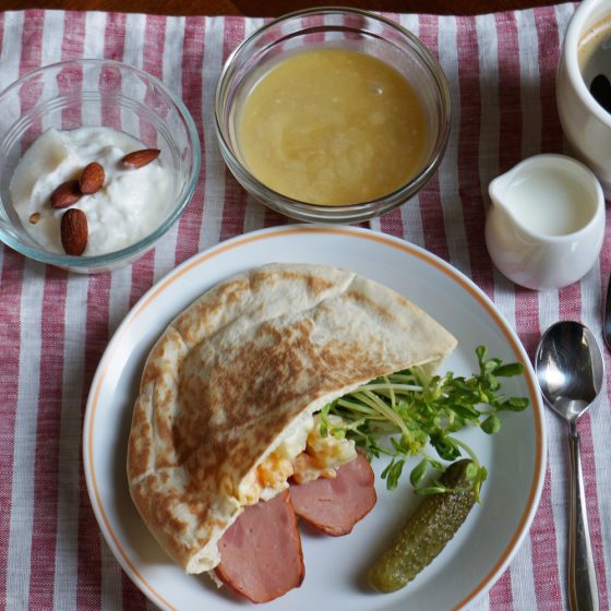 朝ごはん = ピタパン　焼き豚　たまご　ポケットサンドイッチ　ピクルス、さつまいも　ポタージュスープ、コーヒー、ヨーグルト　アーモンド　トッピング　「1食分の1日必要量に対するグラフを表示」→　・カロリー　・三大栄養素　・PFCバランス　・ビタミン　・ミネラル　含有量グラフ