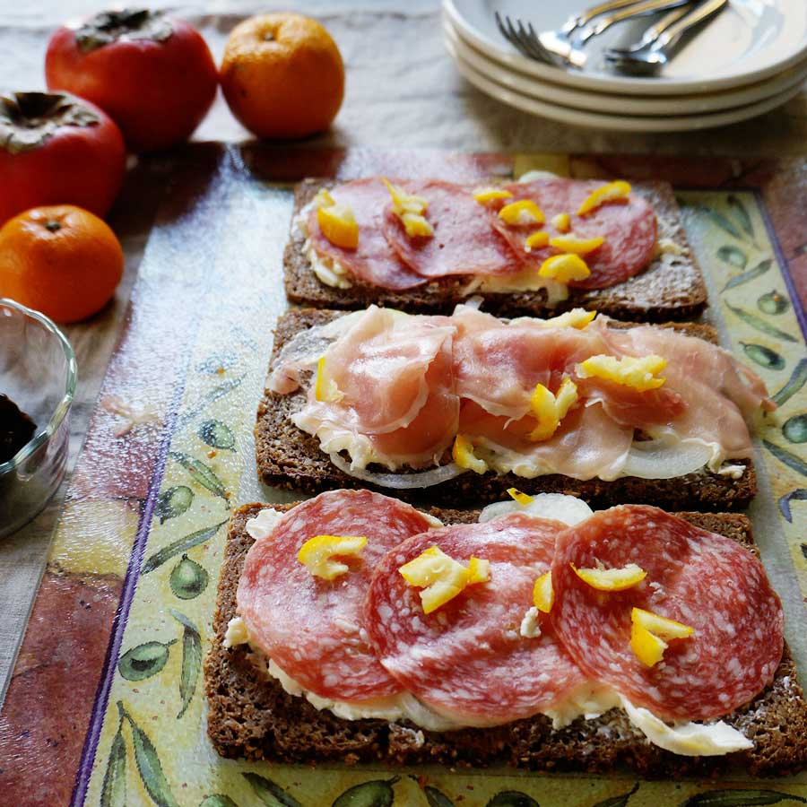 朝ごはん = スモーブロー　サラミ　コッパ　プロシュート、ヨーグルト　くるみ　トッピング　「1食分の1日必要量に対するグラフを表示」→　・カロリー　・三大栄養素　・PFCバランス　・ビタミン　・ミネラル　含有量グラフ
