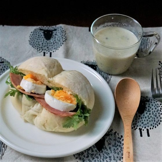 朝ごはん = 白パン　ベーコンエッグ　サンドイッチ、さつまいもポタージュスープ　「1食分の1日必要量に対するグラフを表示」→　・カロリー　・三大栄養素　・PFCバランス　・ビタミン　・ミネラル　含有量グラフ