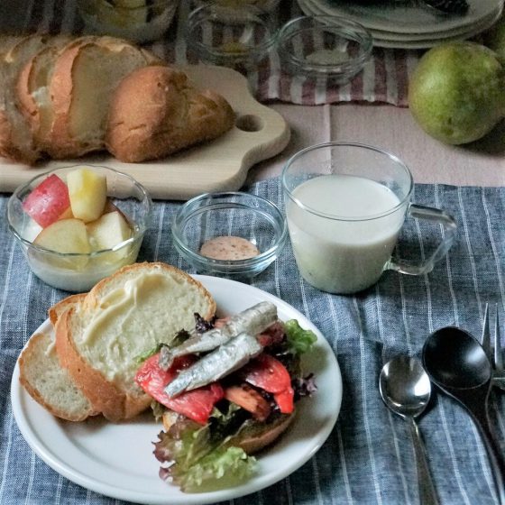 朝ごはん = オイルサーディン　オープンサンドイッチ、さつまいもポタージュスープ　えびせんべい　トッピング、ヨーグルト　りんごキューブ　トッピング　「1食分の1日必要量に対するグラフを表示」→　・カロリー　・三大栄養素　・PFCバランス　・ビタミン　・ミネラル　含有量グラフ