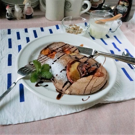 朝ごはん = アップル　コルビージャック　パンケーキ、さつまいも　ポタージュスープ、ヨーグルト　グラノーラ　トッピング、コーヒー　「1食分の1日必要量に対するグラフを表示」→　・カロリー　・三大栄養素　・PFCバランス　・ビタミン　・ミネラル　含有量グラフ