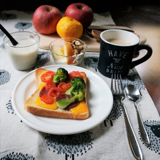 朝ごはん = サラミ　チェダーチーズトースト、れんこん　白みそポタージュスープ、ヨーグルト　くるみトッピング、コーヒー　「1食分の1日必要量に対するグラフを表示」→　・カロリー　・三大栄養素　・PFCバランス　・ビタミン　・ミネラル　含有量グラフ