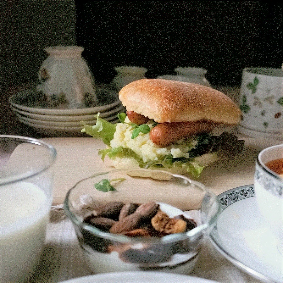 朝ごはん = ソーセージ　マッシュドポテト　サンドイッチ、ごぼう　こいも　ポタージュスープ、ヨーグルト　ドライいちじく　アーモンド　トッピング　紅茶　ぽんかん　スライス　浮かべる　「1食分の1日必要量に対するグラフを表示」→　・カロリー　・三大栄養素　・PFCバランス　・ビタミン　・ミネラル　含有量グラフ