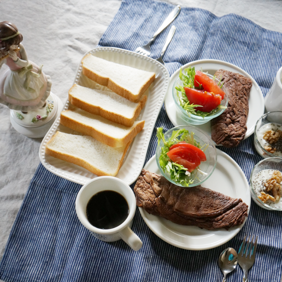 朝ごはん = 食パン、ココアオムレツ、トマトサラダ、ヨーグルト　チアシード　くるみトッピング、コーヒー　「1食分の1日必要量に対するグラフを表示」→　・カロリー　・三大栄養素　・PFCバランス　・ビタミン　・ミネラル　含有量グラフ