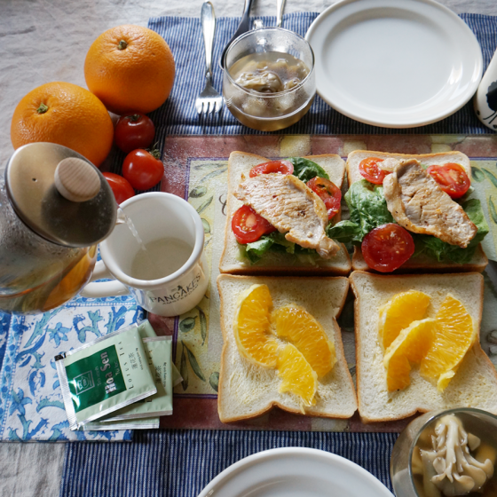 朝ごはん = はっさく　ポーク　サンドイッチ、ごぼう　きのこ　ポタージュスープ、ロータスティー　「1食分の1日必要量に対するグラフを表示」→　・カロリー　・三大栄養素　・PFCバランス　・ビタミン　・ミネラル　含有量グラフ