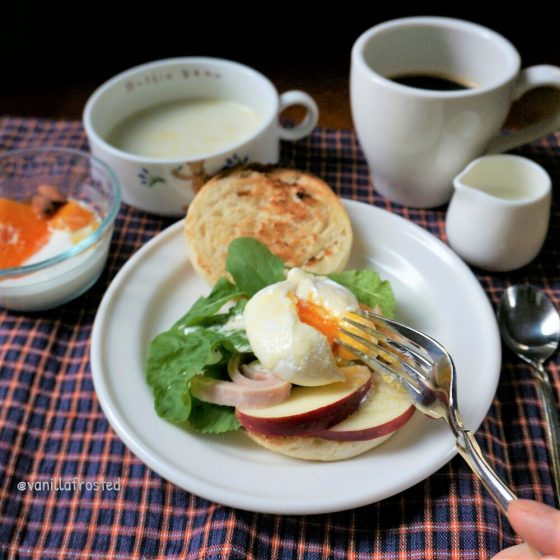 朝ごはん = エッグベネディクト、コーンスープ、ヨーグルト　みかん　アーモンド　トッピング、コーヒー　「1食分の1日必要量に対するグラフを表示」→　・カロリー　・三大栄養素　・PFCバランス　・ビタミン　・ミネラル　含有量グラフ