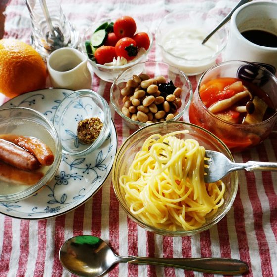 朝ごはん = カルボナーラ、ウィンナー、ミネストローネ、グリーンサラダ、大豆わさびこんぶ、ヨーグルト、コーヒー　「1食分の1日必要量に対するグラフを表示」→　・カロリー　・三大栄養素　・PFCバランス　・ビタミン　・ミネラル　含有量グラフ