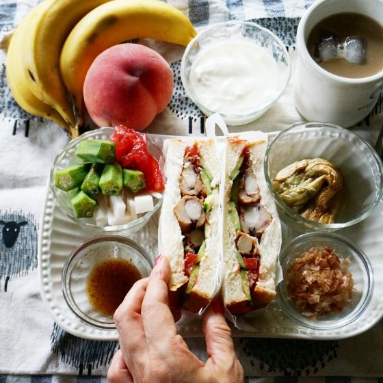 朝ごはん = げそ天　トマト　アボカド　サンドイッチ、焼きなす、るそば、かつおなまり、焼きなす　、だいこん　オクラ　サラダ、ヨーグルト、カフェラッテ　「1食分の1日必要量に対するグラフを表示」→　・カロリー　・三大栄養素　・PFCバランス　・ビタミン　・ミネラル　含有量グラフ