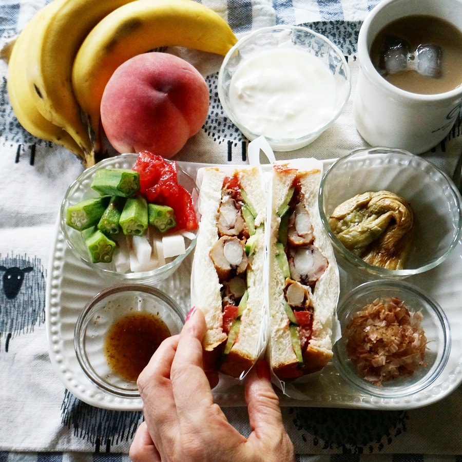 朝ごはん = げそ天　トマト　アボカド　サンドイッチ、焼きなす、るそば、かつおなまり、焼きなす　、だいこん　オクラ　サラダ、ヨーグルト、カフェラッテ　「1食分の1日必要量に対するグラフを表示」→　・カロリー　・三大栄養素　・PFCバランス　・ビタミン　・ミネラル　含有量グラフ