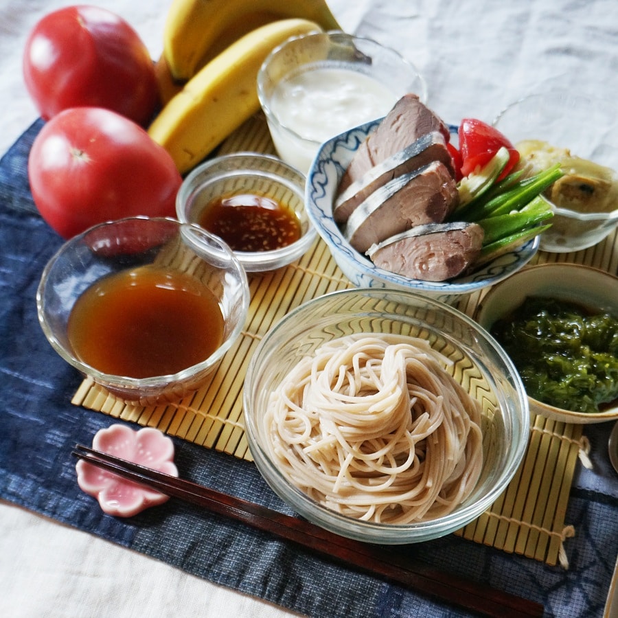 朝ごはん = ざるそば、かつおなまり、焼きなす　、だいこん　オクラ　トマトサラダ、ヨーグルト、カフェラッテ　「1食分の1日必要量に対するグラフを表示」→　・カロリー　・三大栄養素　・PFCバランス　・ビタミン　・ミネラル　含有量グラフ
