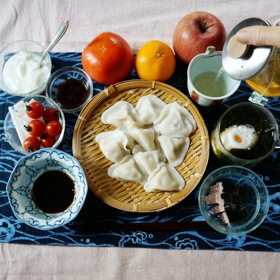 朝ごはん = エビ水餃子、かつお　なまり、たまご　わかめスープ、ヨーグルト、ロータスティー　「1食分の1日必要量に対するグラフを表示」→　・カロリー　・三大栄養素　・PFCバランス　・ビタミン　・ミネラル　含有量グラフ