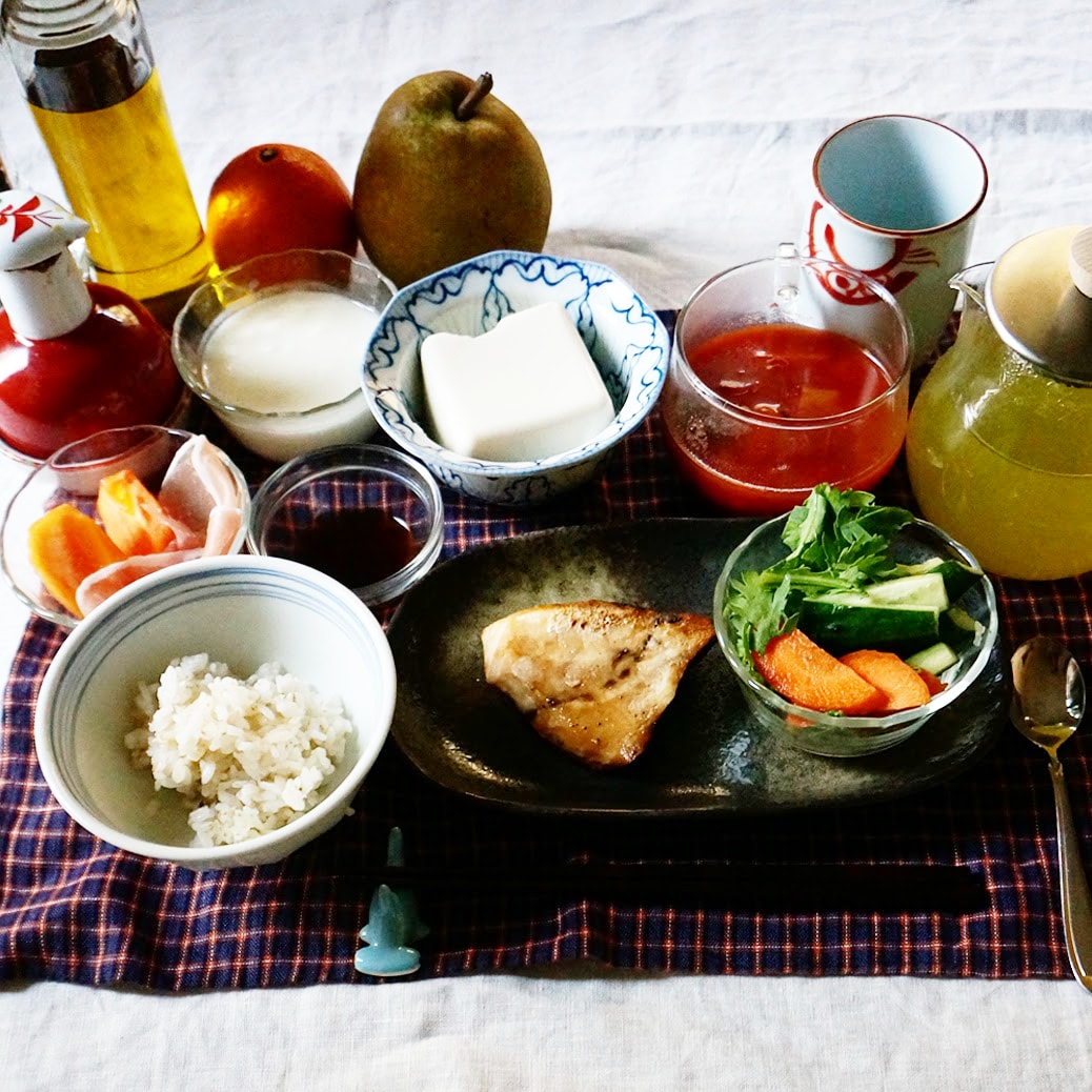 朝ごはん = めかじきグリル、ごはん、グリーンサラダ、冷ややっこ、ミネストローネ、かき　プロシュート、ヨーグルト、緑茶　「1食分の1日必要量に対するグラフを表示」→　・カロリー　・三大栄養素　・PFCバランス　・ビタミン　・ミネラル　含有量グラフ