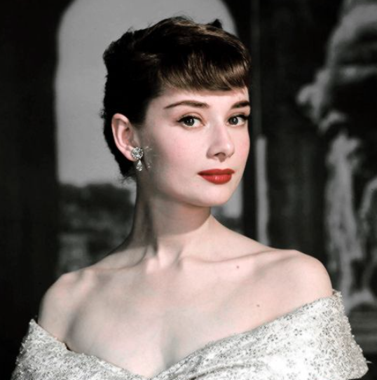 VanFROSTED バニラフロスト ビキニエリート優勝 FWJ IFBB Aprilis Championships オリンピア つけまつげ 2023 2024 フィットネス大会 ボディービルディング bikini fitness body building fwh 初心者 ヒール つけま ハリウッド 歴史 マリリン モンロー オードリー ヘップバーン キャッツアイ Roman Holiday ローマの休日